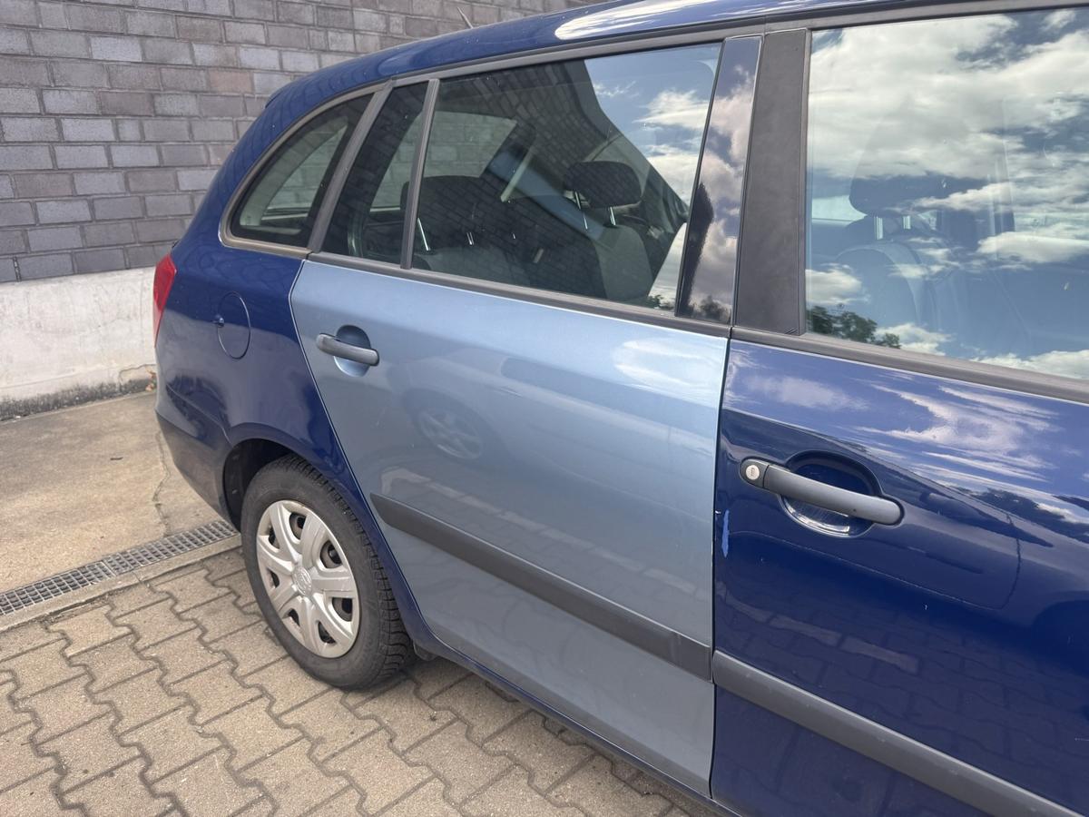 Skoda Fabia 2 5J original T&uuml;r hinten rechts Kombi manueller Fensterheber Hellblau met. Rohbau Bj.2010